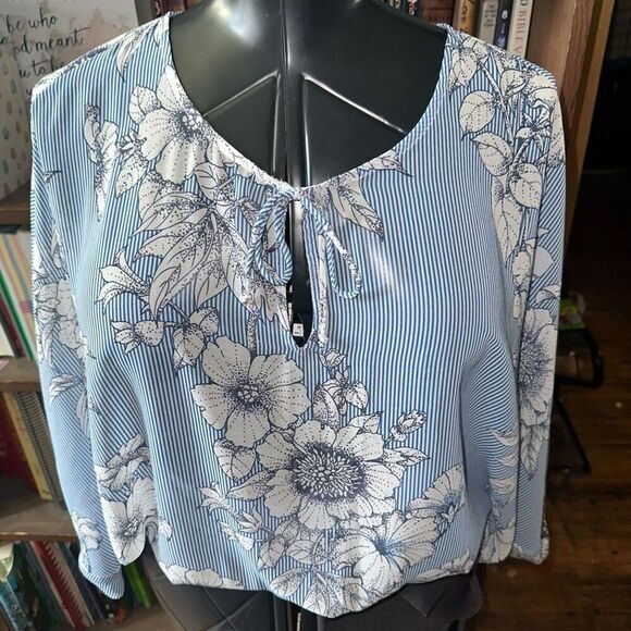 CAbi Sirena flowy floral semi sheer bubble hem blouse - Picture 2 of 5